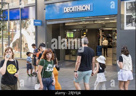 Madrid, Espagne. 5 août 2023. Les piétons passent devant le magasin français d'articles de sport Decathlon en Espagne. (Image de crédit : © Xavi Lopez/SOPA Images via ZUMA Press Wire) USAGE ÉDITORIAL SEULEMENT! Non destiné à UN USAGE commercial ! Banque D'Images