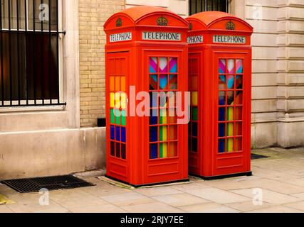 Typical English red telephone booth Banque D'Images