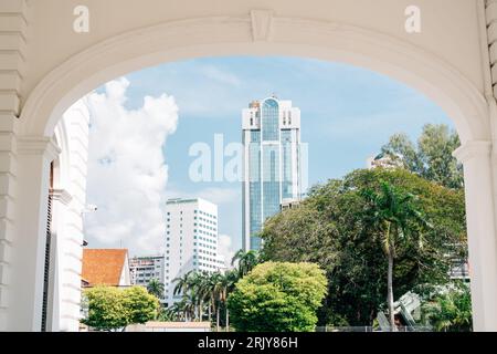 Penang, Malaisie - 6 juillet 2023 : vue de Georgetown Street depuis l'église de l'Assomption Banque D'Images