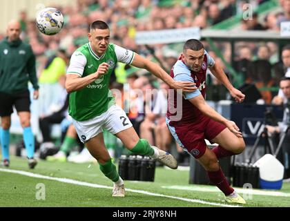 Edimbourg, Royaume-Uni. 23 août 2023. Lewis Miller d'Hibernian et John McGinn d'Aston Villa lors du match de qualification de l'UEFA Europa Conference League à Easter Road, Édimbourg. Le crédit photo devrait se lire : Neil Hanna/Sportimage crédit : Sportimage Ltd/Alamy Live News Banque D'Images