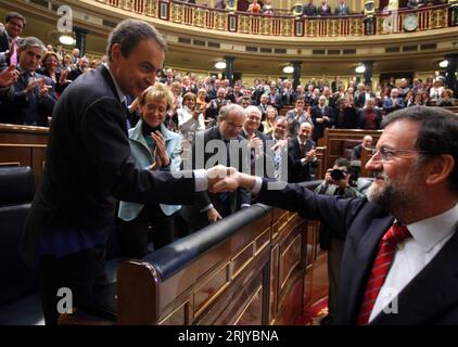 Bildnummer : 52495560 Datum : 11.04.2008 Copyright : imago/Xinhua Premierminister Jose Luis Rodriguez Zapatero (li.) erhält Glückwünsche von Oppositionsführer Mariano Rajoy (beide Spanien) nach gewonnener Parlamentsabstimmung in Madrid - PUBLICATIONxNOTxINxCHN, Personen , optimistisch , premiumd ; 2008, Madrid, Politik, Parlament ; , quer, Kbdig, Gruppenbild, Randbild, les gens Banque D'Images