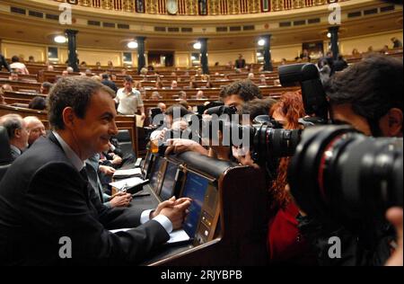 Bildnummer : 52495561 Datum : 11.04.2008 Copyright : imago/Xinhua Premierminister Jose Luis Rodriguez Zapatero (li., Spanien) im Fokus der Fotografen in Madrid - PUBLICATIONxNOTxINxCHN, Personen , premiumd , optimistisch ; 2008, Madrid, Politik, Parlament, presse, Medien, Medieninteresse ; , quer, Kbdig, Gruppenbild, Randbild, les gens Banque D'Images