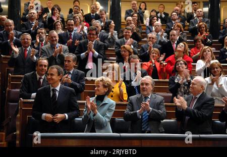 Bildnummer : 52495562 Datum : 11.04.2008 Copyright : imago/Xinhua Premierminister Jose Luis Rodriguez Zapatero (vorne li., Spanien) erhält den Applas der Abgeordneten nach seiner Amtsbestätigung durch das Parlament in Madrid - PUBLICATIONxNOTxINxCHN, Personen , optimistisch ; 2008, Madrid, Politik, Parlament, presse, Medien, Medieninteresse; , quer, Kbdig, totale, Randbild, personnes Banque D'Images