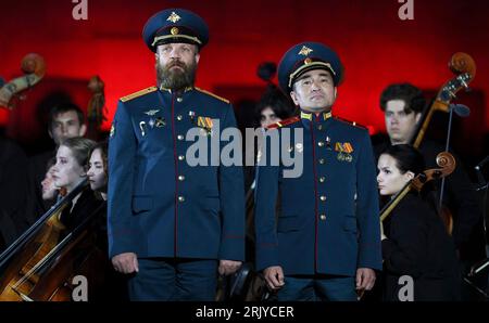 Ponyri, Russie. 23 août 2023. Les soldats russes Alexander Levakov, à gauche, et Philip Evseev, à droite, se tiennent ensemble après avoir reçu le prix de héros de la Russie lors d'un gala célébrant le 80e anniversaire de la victoire à la bataille de Koursk pendant la Seconde Guerre mondiale, le 23 août 2023 à Ponyri, région de Koursk, Russie. Crédit : Maksim Blinov/Kremlin Pool/Alamy Live News Banque D'Images