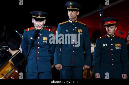 Ponyri, Russie. 23 août 2023. Le soldat russe Alexey Neustroyev, à gauche, prononce des remarques aux côtés de ses collègues soldats Rasim Baksikov, au centre, et Ilya Gavrilov, à droite, après avoir reçu le prix de héros de Russie lors d'un gala célébrant le 80e anniversaire de la victoire dans la bataille de Koursk pendant la Seconde Guerre mondiale, le 23 août 2023 à Ponyri, région de Koursk, Russie. Crédit : Maksim Blinov/Kremlin Pool/Alamy Live News Banque D'Images