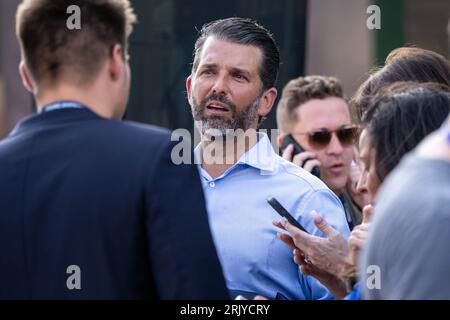 Milwaukee, USA. 23 août 2023. Donald Trump Jr. Devant le Forum Fiserv à Milwaukee, Wisconsin, le 23 août 2023, avant le premier débat présidentiel républicain. (Photo de Christopher Dilts/Sipa USA) crédit : SIPA USA/Alamy Live News Banque D'Images