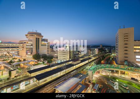 Toyotashi, Aichi, Skyline du Japon au-dessus de la gare principale au crépuscule. Banque D'Images