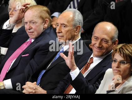 Bildnummer : 52537118 Datum : 13.05.2008 2008 Copyright : imago/Xinhua Präsident Shimon Peres (2.v.li., Israel), Premierminister Ehud Olmert (2.v.re., Israel) und Dalia Itzik (re., Israel/Parlamentssprecherin) Eröffnung einer Pressekonferenz anlässlich der - Facing Tomorrow - in Jerusalem - in Pressetermin, Politik ; , quer, Kbdig, Gruppenbild, Randbild, People Bildnummer 52537118 Date 13 05 2008 Copyright Imago XINHUA Président Shimon Peres 2 V Li Israël Premier ministre Ehud Olmert 2 V Re Israël et Dalia Itzik Re Israël Parliament SPEAK Banque D'Images