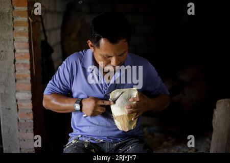 San Francisco Ozomatlan, Guerrero, Mexique. 23 août 2023. Nahua personne du haut Balsas de Guerrero faisant des masques en bois (image de crédit : © Luis E Salgado/ZUMA Press Wire) USAGE ÉDITORIAL SEULEMENT! Non destiné à UN USAGE commercial ! Banque D'Images