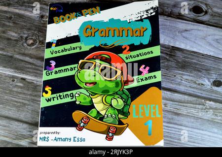 Le Caire, Égypte, août 18 2023 : grammaire du livre et du stylo, Livres éducatifs utilisés par les écoliers égyptiens, apprentissage, enseignement, concept de livres éducatifs Banque D'Images