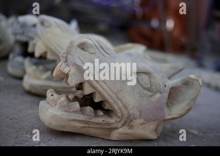 San Francisco Ozomatlan, Guerrero, Mexique. 23 août 2023. Masques en bois fabriqués à la main par de jeunes artisans des Alto Balsas de l'état de Guerrero. (Image de crédit : © Luis E Salgado/ZUMA Press Wire) USAGE ÉDITORIAL SEULEMENT! Non destiné à UN USAGE commercial ! Banque D'Images