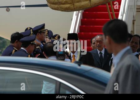 Bildnummer : 52556325 Datum : 28.05.2008 Copyright : imago/Xinhua König Al-Wathique Billah Tuanku Mizan Zainal Abidin Ibni Al-Marhum Sultan Mahmud Al-Muktafi Billah Shah (Mitte, Malaysia/Yang di-Pertuan Agong XIII) anlässlich seiner Ankunft in Phnom Penh - Kambodscha PUBLICATIONxINXINXINK, Polynn, 2008, Phnom Penh, Polynn, PolxINxINxINK, Pressetermin , ; , quer, Kbdig, Gruppenbild, Randbild, People Bildnummer 52556325 Date 28 05 2008 Copyright Imago XINHUA Roi Al Wathique Billah Tuanku Mizan Zainal Abidin ibni Al Marhum Sultan Mahmud Al Muktafi Billah Shah centre Malaysia Yang tue Pertuan Agong XIII dur Banque D'Images