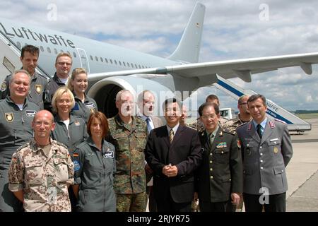 Bildnummer : 52565965 Datum : Copyright : imago/Xinhua Zhao Bin (3.v.re., China/Botschafter in Deutschland) und Zhang Mingzhong (2.v.re., China/Köln Chinesische Botschaft) anlässlich eines Fotoshootings mit Soldaten der Deutschen Köln auf dem Flughafen von Luftstreitkräfte - PUBLICATIONxINTxIND, Militärattache, première, 2008,,,, première,, 04.06.2008, Pressetermin, Politik, diplomate, Soldat, Luftwaffe; , quer, Kbdig, totale, Randbild, Militaer, Staat, People Bildnummer 52565965 Date 04 06 2008 Copyright Imago XINHUA Zhao am 3 V droite Ambassadeur de Chine en Allemagne et Zhang Ming Zhong 2 V righ Banque D'Images