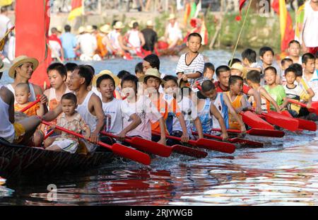 Bildnummer : 52576429 Date de référence : 09.06.2008 Copyright : imago/Xinhua Drachenbootrennen Jinsi, China - PUBLICATIONxNOTxINxCHN, Personen ; 2008, Jinsi, Chine, Freizeit, Drachenboot, Rennen, Boot, Teilnehmer, Tradition, Kind ; , quer, Kbdig, totale, , Gesellschaft, Asien Bildnummer 52576429 Date 09 06 2008 Copyright Imago XINHUA courses de bateaux-dragons à Jinsi China PUBLICATIONxNOTxINxCHN People 2008 Jinsi China Leisure Dragon Boat Race participants Tradition enfant horizontal Kbdig long shot Society Asia Banque D'Images