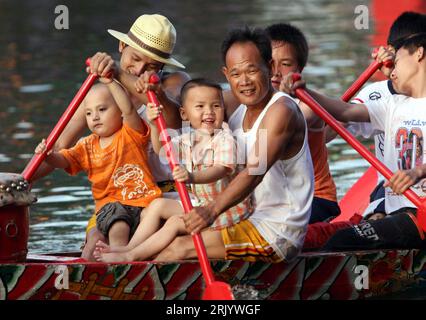 Bildnummer : 52576431 Date de référence : 09.06.2008 Copyright : imago/Xinhua Drachenbootrennen Jinsi, Chine - PUBLICATIONxNOTxINxCHN, Personen , optimistisch ; 2008, Jinsi, Chine, Freizeit, Drachenboot, Rennen, Boot, Teilnehmer, Tradition, Kind, Mann; , quer, Kbdig, Gruppenbild, , Gesellschaft, Asien Bildnummer 52576431 Date 09 06 2008 Copyright Imago XINHUA courses de bateaux-dragons à Jinsi China PUBLICATIONxNOTxINxCHN People optimiste 2008 Jinsi China Leisure Dragon Boat Race Boat participants Tradition enfant Homme horizontal Kbdig Group photo Society Asia Banque D'Images