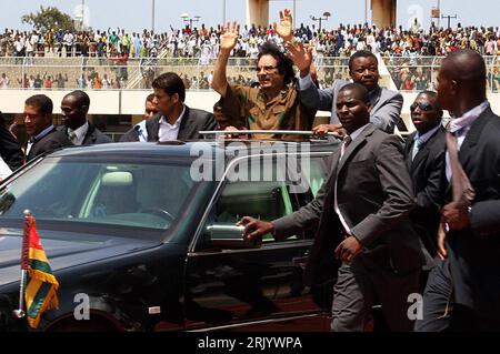 Staatschef Muammar al-Kadhafi (Mitte, Libyen) und Präsident Faure Essozimna Gnassingbe (Mitte re., Togo) anlässlich eines Besuchs Gaddafis in Lomé PUBLICATIONxNOTxINxCHN Chef de l'Etat Muammar Kadhafi centre Libye et Président Faure Essozimna Gnassingbe centre droit Togo lors d'une visite à Lomé Gnassingbe au Togo Banque D'Images