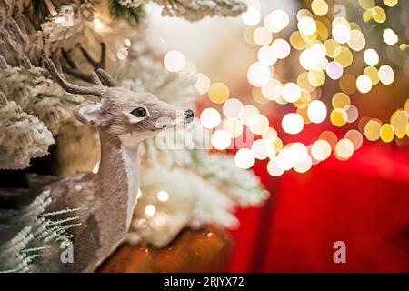 Cerf décoratif du nord sur fond de vacances du nouvel an. ambiance festive Banque D'Images