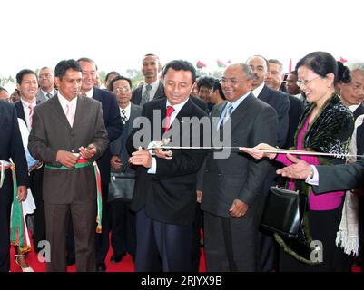 Bildnummer : 52585085 Date de référence : 19.06.2008 Copyright : imago/Xinhua Präsident Marc Ravalomanana (Mitte, Madagaskar) und Premierminister Charles Rabemananjara (2.v.r., Madagaskar) eröffnen ein internationales Konferenzzentrum in Tananarivo - PUBLICATIONxNOTxINxCHN, Personen , Anarivo, Anarivo, 2008, Tanpremiumd, Politik , Pressetermin, Band, zerschneiden ; , quer, Kbdig, Gruppenbild, Randbild, People Bildnummer 52585085 Date 19 06 2008 Copyright Imago XINHUA Président Marc Ravalomanana centre Madagascar et le Premier ministre Charles Rabe Mana-Jara 2 V r Madagascar ouvrent un Centre international de conférences en T Banque D'Images