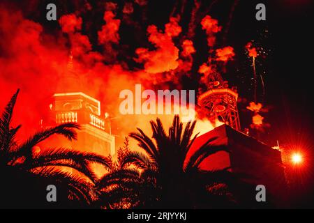 Sitges, Espagne. 23 août 2023. Le traditionnel feu d'artifice à l'église 'San Bartolomé' tous les 23 août pendant la 'Festa Major de Sitges'. Crédit : Matthias Oesterle/Alamy Live News Banque D'Images