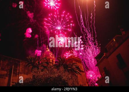 Sitges, Espagne. 23 août 2023. Le traditionnel feu d'artifice à l'église 'San Bartolomé' tous les 23 août pendant la 'Festa Major de Sitges'. Crédit : Matthias Oesterle/Alamy Live News Banque D'Images