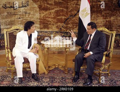 Bildnummer : 52603493 Datum : 03.07.2008 Copyright : imago/Xinhua Präsident Hosni Mubarak (Ägypten) und Staatschef Muammar Kadhafi (li., Libyen) während eines Treffens in Kairo - PUBLICATIONxNOTxINxCHN , Personen ; 2008, premiumd, , Politik, Pressetermin, Kairo ; , quer, Kbdig, Gruppenbild, Randbild, People Bildnummer 52603493 Date 03 07 2008 Copyright Imago XINHUA Président Hosni Moubarak Egypte et Chef de l'Etat Mouammar Kadhafi quittèrent la Libye lors d'une réunion au Caire PUBLICATIONxNOTxINxCHN People 2008 Premiumd politique appel de presse Cairo horizontal Kbdig Group photo Edge célébrités Banque D'Images