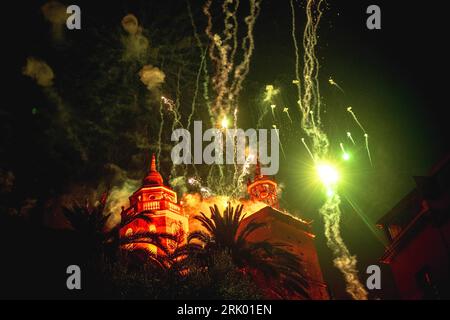 Sitges, Espagne. 23 août 2023. Le traditionnel feu d'artifice à l'église 'San Bartolomé' tous les 23 août pendant la 'Festa Major de Sitges' (crédit image : © Matthias Oesterle/ZUMA Press Wire) USAGE ÉDITORIAL SEULEMENT! Non destiné à UN USAGE commercial ! Crédit : ZUMA Press, Inc./Alamy Live News Banque D'Images