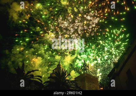 Sitges, Espagne. 23 août 2023. Le traditionnel feu d'artifice à l'église 'San Bartolomé' tous les 23 août pendant la 'Festa Major de Sitges' (crédit image : © Matthias Oesterle/ZUMA Press Wire) USAGE ÉDITORIAL SEULEMENT! Non destiné à UN USAGE commercial ! Crédit : ZUMA Press, Inc./Alamy Live News Banque D'Images