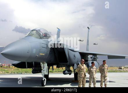 Bildnummer : 52611758 Datum : 29.03.2008 Copyright : imago/Xinhua Amerikanische Soldaten vor einem Airforce-Kampfjet vom Typ F-15 Eagle auf dem US-Luftwaffenstützpunkt in Bagram BEI Kabul - PUBLICATIONxNOTxINxCHN , Personen ; 2008, Afghanistan, Soldat, Flugzeug , Kampfflugzeug, Militärflugzeug,, États-Unis, base aérienne, Luftwaffe, F15 ; , quer, Kbdig, Einzelbild, , Militaer, Staat, , Asien Bildnummer 52611758 Date 29 03 2008 Copyright Imago XINHUA soldats américains devant un chasseur de Type F 15 Eagle sur la base aérienne américaine de Bagram à Kaboul PUBLICATIONxNOTxINxCHN People 2008 Afghanistan Soldie Banque D'Images