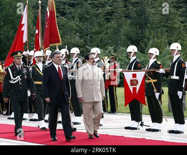 Bildnummer : 52643902 Datum : 04.08.2008 Copyright : imago/Xinhua Präsident Abdullah Gül (li., Türkei) empfängt König Hamad bin ISA al-Khalifa (Bahreïn) mit militärischen Ehren in Ankara - PUBLICATIONxNOTxINxCHN, Personen ; premiumd, 2008, Ankara, Politik, Staatsbesuch, Gul, Adel, militärische; , quer, Kbdig, Gruppenbild, Randbild, Militaer, Staat, People Bildnummer 52643902 Date 04 08 2008 Copyright Imago XINHUA le président Abdullah Gül a quitté la Turquie reçoit le roi Hamad am ISA Al Khalifa Bahreïn avec honneur militaire à Ankara PUBLICATIONxNOTxINxCHN People Premiumd 2008 Ankara Politics visite d'État Banque D'Images