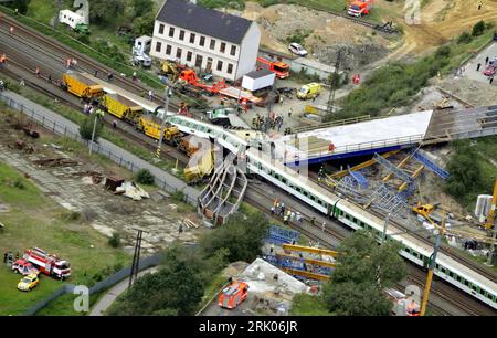 Bildnummer : 52648736 Date de référence : 08.08.2008 Copyright : imago/Xinhua Zugunglück eines Eurocity in Studenka - Tschechien PUBLICATIONxNOTxINxCHN, Landschaft , premiumd ; 2008, Unglück, Katastrophe, Zug, Unfall, Bergung, Trümmer, Schäden, Euro, ville, Prag ; , quer, Kbdig, totale, Vogelpersektive, Perspektive, , , Europa Bildnummer 52648736 Date 08 08 2008 Copyright Imago XINHUA accident a Euro City in Student Enka République tchèque PUBLICATIONxNOTxINxCHN Landscape premiumd 2008 malheur catastrophe train accident récupération débris dommages Euro City Prague horizontal Kbdig long shot Bird Eye View PE Banque D'Images