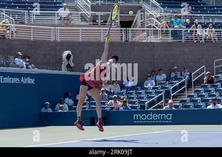 New York, New York, États-Unis. 22 août 2023. Eugenie Bouchard, du Canada, sert lors du match de 1e ronde contre Katherine hui, des États-Unis, pour se qualifier pour le US Open Championship au Billy Jean King tennis Center à New York. Bouchard a gagné en sets consécutifs. (Image de crédit : © Lev Radin/Pacific Press via ZUMA Press Wire) USAGE ÉDITORIAL SEULEMENT! Non destiné à UN USAGE commercial ! Banque D'Images