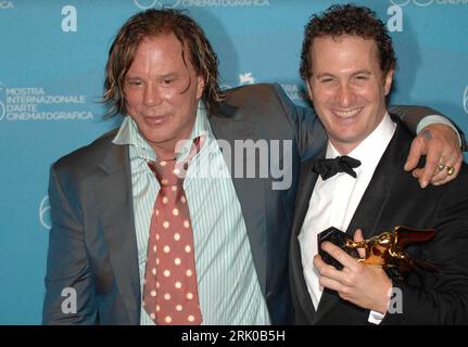 Bildnummer: 52684269  Datum: 06.09.2008  Copyright: imago/Xinhua Schauspieler Mickey Rourke (li.) und Regisseur Darren Aronofsky mit dem Goldenen Löwen für - The Wrestler - während der 65. Internationalen Filmfestspiele in Venedig - PUBLICATIONxNOTxINxCHN, Personen, Objekte , optimistisch; 2008, Venedig, Pressekonferenz, Pressetermin, Film, Trophäe, Preisträger, Goldener Löwe, premiumd; , quer, Kbdig, Gruppenbild, close, Randbild, People    Bildnummer 52684269 Date 06 09 2008 Copyright Imago XINHUA Actor Mickey Rourke left and Director Darren Aronofsky with the Golden Lions for The Wrestler du Stock Photo