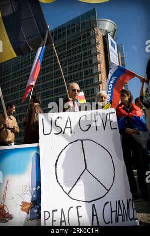 Bildnummer: 52697130  Datum: 15.09.2008  Copyright: imago/Xinhua USA give peace a chance - Demonstration gegen ein Engagement der EU und der USA in der Georgienkrise in Brüssel PUBLICATIONxNOTxINxCHN, Personen; 2008,  Brüssel, Belgien,  Demo, Protest, Demonstrant, Teilnehmer, Georgien, Schriftzug , premiumd; , hoch, Kbdig, Gruppenbild,  , Politik, Europa o0 Kaukasuskonflikt    Bildnummer 52697130 Date 15 09 2008 Copyright Imago XINHUA USA Give Peace a Chance Demonstration against a Commitment the EU and the USA in the  in Brussels PUBLICATIONxNOTxINxCHN People 2008 Brussels Belgium Demonstrati Stock Photo