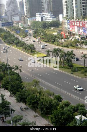 Bildnummer : 52706140 Datum : 22.09.2008 Copyright : imago/Xinhua Nahezu leere Longkunnanlu Road am autofreien Tag - Journée sans voiture - in Haikou - PUBLICATIONxNOTxINxCHN , Landschaft , Leere ; 2008, Guangzhou, Chine, autofreier, leer ; , hoch, Kbdig, totale, Vogelpersektive, Perspektive, , Straße, Verkehr, Gesellschaft, Asien Bildnummer 52706140 Date 22 09 2008 Copyright Imago XINHUA presque vide route à la voiture Journée voiture libre à Haikou PUBLICATIONxNOTxINxCHN Paysage vide 2008 Guangzhou Chine voiture vide vertical Kbdig long plan vue oiseaux perspective de la société de la circulation routière Asie Banque D'Images