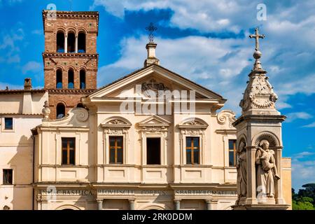 Façade de l'église de San Bartolomeo all'Isola, Rome, Italie Banque D'Images