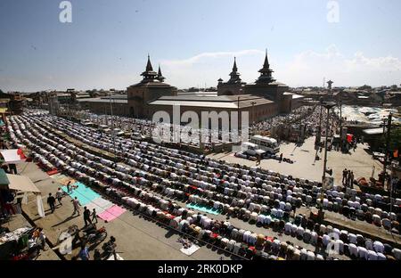 Bildnummer : 52712248 Date de référence : 26.09.2008 Copyright : imago/Xinhua Gebet am letzten Freitag (Jumat-ul-Vida) im Ramadan vor der Jamia Masjid Moschee in Srinagar, Cachemire - Eid-ul-Fitr in Indien PUBLICATIONxNOTxINxCHN , Personen ; 2008, Srinagar, Indien, Inde, masse, Ende, , Highlight , premiumd; , quer, Kbdig, totale, Vogelpersektive, Perspektive, Islam, religion, , Gesellschaft, Asien o0 Menschenmasse Bildnummer 52712248 Date 26 09 2008 Copyright Imago XINHUA prière vendredi dernier Jumat UL Vida dans le Ramadan devant la mosquée Jamia Masjid à Srinagar Cachemire serment UL Fitr en Inde PUBLICATIONxNOTxINx Banque D'Images