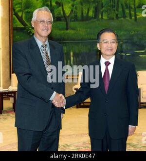 Bildnummer : 52714530 Datum : 28.09.2008 Copyright : imago/Xinhua Goh Chok Tong (li. Singapur/Generalsekretär PAP) und Premierminister Wen Jiabao (China) anlässlich eines pressetermins in Tianjin - China - PUBLICATIONxNOTxINxCHN, Personen , optimistisch , premiumd ; 2008, Tianjin, shakehands, serrer la main, Pressetermin, Politik; , hoch, Kbdig, Gruppenbild, Randbild, personnes Bildnummer 52714530 Date 28 09 2008 Copyright Imago XINHUA Goh Chok Tong a quitté Singapour Secrétaire général PAP et Premier ministre Wen Jiabao Chine lors d'un appel de presse à Tianjin Chine PUBLICATIONxNOTxINxCHN personnes optimistes Banque D'Images