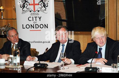 Bildnummer : 52727484 Date de référence : 06.10.2008 Copyright : imago/Xinhua Michael Bloomberg (li., USA/Bürgermeister New York City), Boris Johnson (RE., Großbritannien/Bürgermeister London) und Stuart Fraser (Großbritannien/City of London Corporation Président de la politique) während einer Beratung über mögliche Lösungen für die Finanzkrise in London - PUBLICATIONxNOTxINxCHN , Personen ; 2008, première, London Politik ; , quer, Kbdig, Gruppenbild, Randbild, People Bildnummer 52727484 Date 06 10 2008 Copyright Imago XINHUA Michael Bloomberg gauche USA Mayor New York City Boris Johnson droite UK Mayor London and Banque D'Images