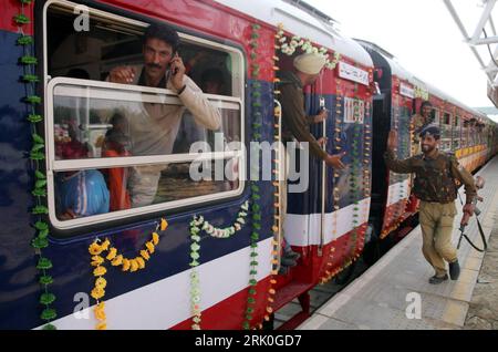 Bildnummer: 52733529  Datum: 12.10.2008  Copyright: imago/Xinhua Fahrgäste in einem Zug im Bahnhof von Srinagar, Kashmir PUBLICATIONxNOTxINxCHN, Personen; 2008, Srinagar, Indien; , quer, Kbdig, Gruppenbild,  ,  , Asien, premiumd o0 Bahn, Verkehr    Bildnummer 52733529 Date 12 10 2008 Copyright Imago XINHUA Passengers in a Train in Station from Srinagar Kashmir PUBLICATIONxNOTxINxCHN People 2008 Srinagar India horizontal Kbdig Group photo Asia premiumd o0 Railway Traffic Stock Photo