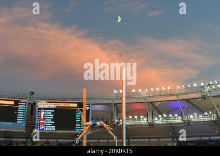 Budapest, Hongrie. 23 août 2023. HANA Moll (USA) lors de la finale du saut à la perche avec un ciel nocturne rouge et bleu et la lune lors des championnats du monde d’athlétisme 2023 au Centre National d’Athlétisme, à Budapest, Hongrie. (Sven Beyrich/SPP) crédit : SPP Sport Press photo. /Alamy Live News crédit : SPP Sport Press photo. /Alamy Live News Banque D'Images