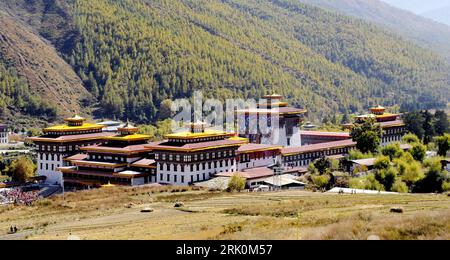 Bildnummer : 52761674 Datum : 06.11.2008 Copyright : imago/Xinhua Königlicher Palast in Thimphu anlässlich der Krönung von Jigme Khesar Namgyel Wangchuck zum 5. König von Bhutan - PUBLICATIONxNOTxINxCHN , Gebäude, Außenansicht, außen , Landschaft , Highlight ; 2008, Thimphu, Drachenkönig, Feier, Fest, premiumd ; , quer, Kbdig, totale, , , Asien Bildnummer 52761674 Date 06 11 2008 Copyright Imago XINHUA Palais royal à Thimphu pendant le couronnement de Jigme Khesar Namgyel Wang Chuck à 5 Roi du Bhoutan PUBLICATIONxNOTxINxCHN Bâtiment vue extérieure Paysage point culminant 2008 Thimphu Banque D'Images