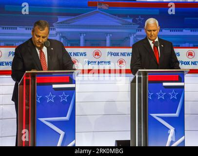 Milwaukee, États-Unis. 23 août 2023. Le candidat républicain à la présidence Chris Christie (à gauche) et le candidat républicain à la présidence Mike Pence (à droite) se tiennent à leurs positions lors du premier débat sur les candidats républicains à la présidence de la course présidentielle de 2024 au Fiserv Forum à Milwaukee, Wisconsin, le 23 août 2023. Fiserv Forum sera le site de la Convention nationale républicaine du 15 au 18 juillet 2024 où le candidat républicain à la présidence sera nommé. Photo de Tannen Maury/UPI crédit : UPI/Alamy Live News Banque D'Images