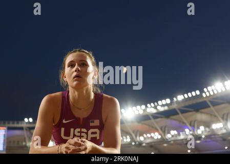 Budapest, Hongrie. 23 août 2023. HANA Moll (USA) lors de la finale du saut à la perche avec un ciel nocturne rouge et bleu et la lune lors des championnats du monde d’athlétisme 2023 au Centre National d’Athlétisme, à Budapest, Hongrie. (Sven Beyrich/SPP) crédit : SPP Sport Press photo. /Alamy Live News crédit : SPP Sport Press photo. /Alamy Live News Banque D'Images