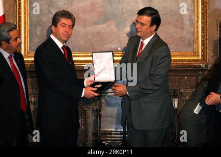 Bildnummer: 52774630  Datum: 13.11.2008  Copyright: imago/Xinhua Marcelo Ebrard (re., Mexiko/Bürgermeister Mexiko Stadt) mit Präsident Georgi Parwanow (Bulgarien) während der Übergabe eines Geschenkes in Mexiko Stadt - PUBLICATIONxNOTxINxCHN , Personen; 2008, Mexiko Stadt, Politik , lächelt; , quer, Kbdig, Gruppenbild, Randbild, People    Bildnummer 52774630 Date 13 11 2008 Copyright Imago XINHUA Marcelo Ebrard right Mexico Mayor Mexico City with President Georgi Parvanov Bulgaria during the Transfer a Present in Mexico City PUBLICATIONxNOTxINxCHN People 2008 Mexico City politics smiling horiz Stock Photo