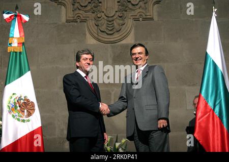 Bildnummer : 52774632 Datum : 13.11.2008 Copyright : imago/Xinhua Marcelo Ebrard (re., Mexiko/Bürgermeister Mexiko Stadt) mit Präsident Georgi Parwanow (Bulgarien) während der Übergabe eines Geschenkes in Mexiko Stadt - PUBLICATIONxNOTxINxCHN , Personen ; 2008, Mexiko t, Politik , Staden lächelt ; , quer, Kbdig, Gruppenbild, Randbild, personnes Bildnummer 52774632 Date 13 11 2008 Copyright Imago XINHUA Marcelo Ebrard droite Mexico Mayor Mexico City avec le président Georgi Parvanov Bulgarie pendant le transfert un présent à Mexico PUBLICATIONxNOTxINxCHN People 2008 Mexico City politique souriant horiz Banque D'Images