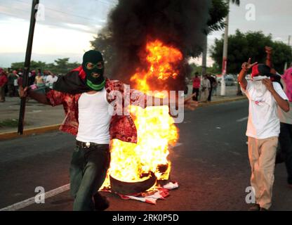 Bildnummer : 52774653 Datum : 13.11.2008 Copyright : imago/Xinhua Anhänger der Sandinista National Liberation Front (FSLN) während Krawallen in Managua - Nicaragua - PUBLICATIONxNOTxINxCHN, Personen ; 2008, Managua, Nicaragua, Ausschreitungen, Straßenschlachten, Protest, Protestaktion, Gewalt, Feuer, flamme, ; , quer, Kbdig, Einzelbild, , , Mittelamerika Bildnummer 52774653 Date 13 11 2008 Copyright Imago XINHUA Trailers le Front sandiniste de libération nationale FSLN pendant les émeutes à Managua Nicaragua PUBLICATIONxNOTxINxCHN People 2008 émeutes à Managua Nicaragua batailles de rue protester acte de protestation Banque D'Images