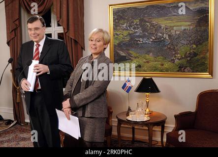 Bildnummer: 52777044  Datum: 17.11.2008  Copyright: imago/Xinhua Premierminister Geir Haarde (li.) und Außenministerin Ingibjorg Solrun Gisladottir (beide Island) während einer Pressekonferenz in Reykjavik - PUBLICATIONxNOTxINxCHN, Personen; 2008, Reykjavik, Pressetermin, Politik, premiumd, Pressekonferenz, Finanzkrise; , quer, Kbdig, Gruppenbild, Randbild, People    Bildnummer 52777044 Date 17 11 2008 Copyright Imago XINHUA Prime Minister Geir Haarde left and Foreign Minister Ingibjorg Solrun Gisladottir both Iceland during a Press conference in Reykjavik PUBLICATIONxNOTxINxCHN People 2008 Re Stock Photo