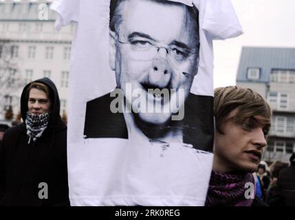 Bildnummer : 52783595 Datum : 22.11.2008 Copyright : imago/Xinhua Regierungskritisches Plakat zeigt Premierminister Geir Haarde (Island) mit einer Schweinenase während der Proteste anlässlich der Finanzkrise in Reykjavik - PUBLICATIONxNOTxINxCHN , Personen ; 2008, Premiumd, Reykjavik, île , Démo, Politik, Protestaktion, inflation, Regierungskritiker, Bankenkrise, Demonstrant, T-shirt, ; , quer, Kbdig, Einzelbild, , , Europa, People Bildnummer 52783595 Date 22 11 2008 Copyright Imago XINHUA Regierungskritisches Billboard montre le Premier ministre Geir Haarde Islande avec un nez de cochon pendant le P. Banque D'Images