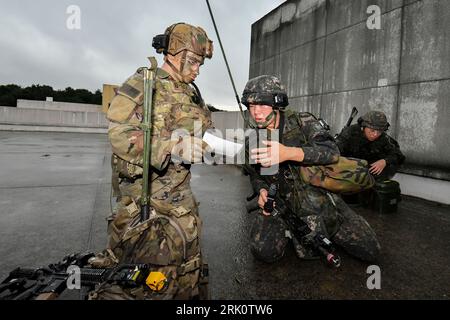 Corée du Sud. 29 janvier 2016. 23 août 2023-Corée du Sud, Paju-ROK et un soldat de l'armée américaine prennent part à des exercices combinés de guerre urbaine sur un terrain d'entraînement à Paju près de DMZ, en Corée du Sud. L'exercice de cinq jours de l'armée a débuté lundi sur un terrain d'entraînement aux opérations urbaines à Paju, à 37 kilomètres au nord-ouest de Séoul, en liaison avec l'exercice Ulchi Freedom Shield (UFS) des alliés qui a commencé le même jour. (Image de crédit : © Rok Army via ZUMA Press Wire) USAGE ÉDITORIAL SEULEMENT! Non destiné à UN USAGE commercial ! Crédit : ZUMA Press, Inc./Alamy Live News Banque D'Images