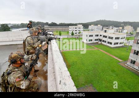 Corée du Sud. 29 janvier 2016. 23 août 2023-Corée du Sud, Paju-ROK et un soldat de l'armée américaine prennent part à des exercices combinés de guerre urbaine sur un terrain d'entraînement à Paju près de DMZ, en Corée du Sud. L'exercice de cinq jours de l'armée a débuté lundi sur un terrain d'entraînement aux opérations urbaines à Paju, à 37 kilomètres au nord-ouest de Séoul, en liaison avec l'exercice Ulchi Freedom Shield (UFS) des alliés qui a commencé le même jour. (Image de crédit : © Rok Army via ZUMA Press Wire) USAGE ÉDITORIAL SEULEMENT! Non destiné à UN USAGE commercial ! Crédit : ZUMA Press, Inc./Alamy Live News Banque D'Images